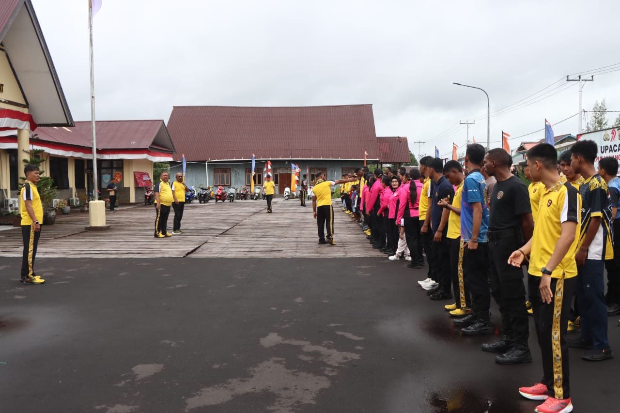 Kapolres Asmat Polda Papua Laksanakan Jalan Santai Bersama Puluhan Masyarakat Asmat