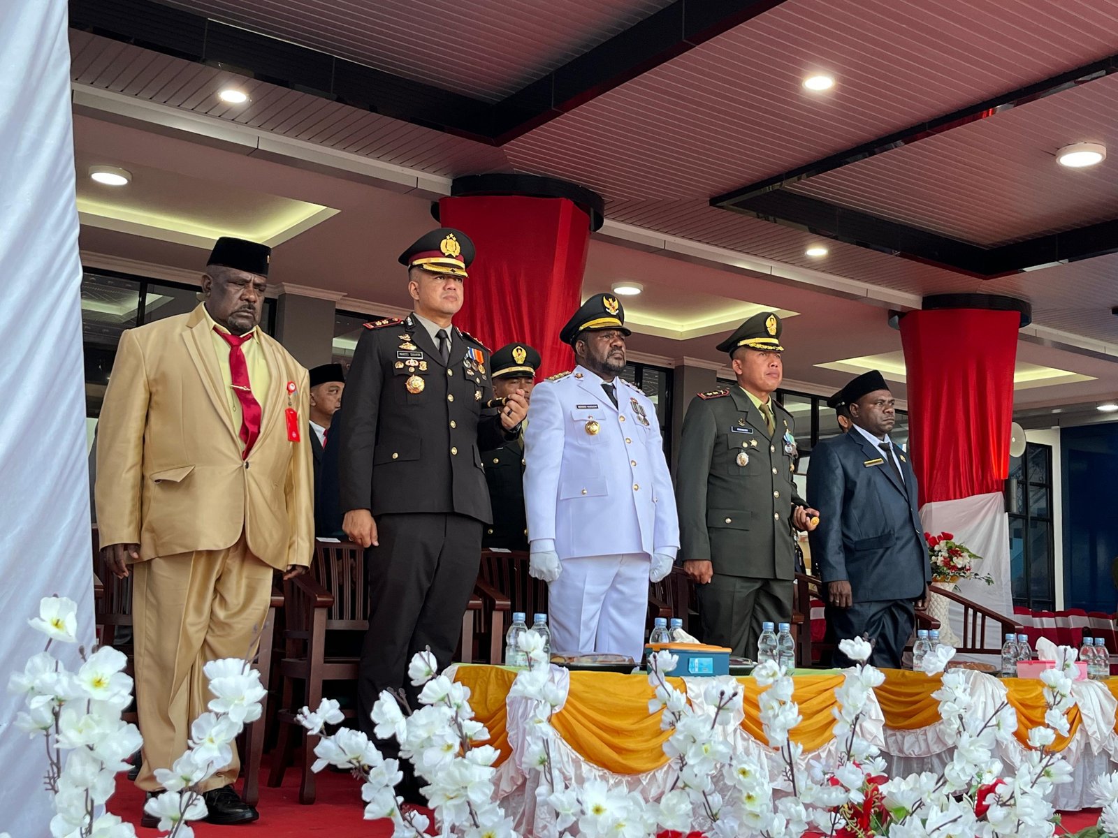 Kapolres Manokwari Selatan Menghadiri Upacara Penaikan Dan Penurunan Bendera HUT Proklamasi Republik Indonesia Ke-80