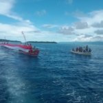 Sinergitas Polri dan Masyarakat: Pembentangan Bendera Merah Putih Raksasa di Laut Teluk Doreri dan Teluk Sawaibu Manokwari
