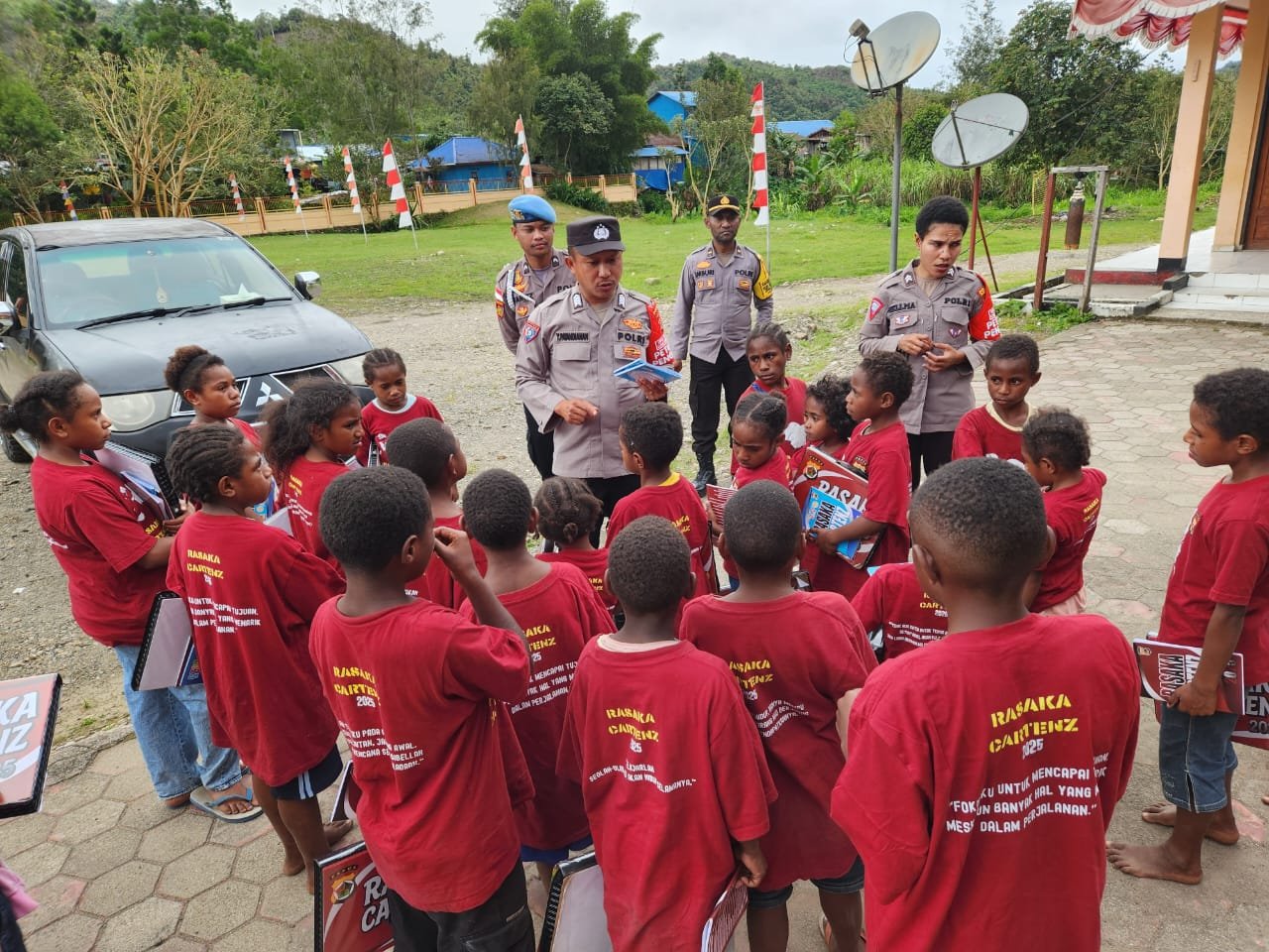 Program si-ipar operasi rasaka cartenz 2025 polres pegunungan bintang hadir mengajar serta menjadi sahabat bagi anak-anak di kota oksibil kab. pegunungan bintang