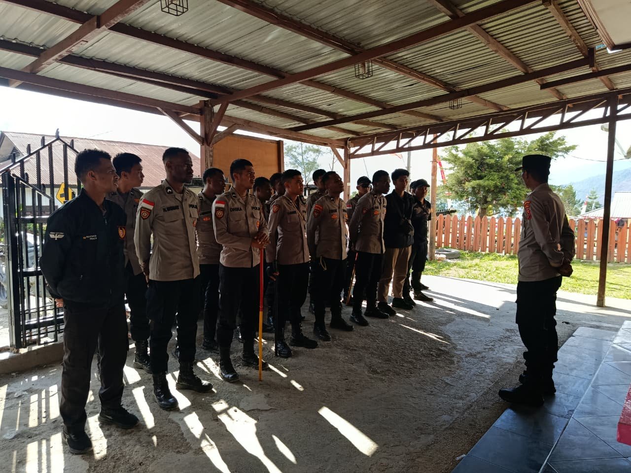 Polres Tolikara Tunjukkan Sinergi dalam Pengamanan Kebaktian Kebangunan Rohani di Karubaga