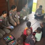 Sat Binmas Polres Nduga dan Satgas ODC Damai Cartenz Ajak Anak-anak Kampung Yunad Belajar Membaca, Menulis, dan Mewarnai