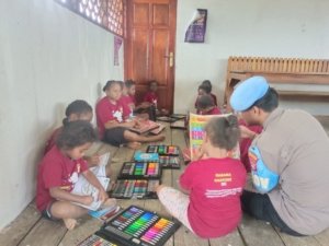 Lewat Operasi Rasaka Cartenz 2025, Polri Ajarkan Anak-anak Oksibil Menulis dan Mewarnai