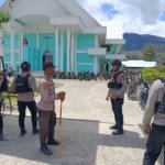 Wujudkan Kamtibmas Kondusif, Polres Tolikara Rutin Gelar Patroli Jalan Kaki di Sekitar Rumah Ibadah
