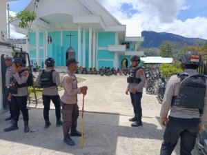 Wujudkan Kamtibmas Kondusif, Polres Tolikara Rutin Gelar Patroli Jalan Kaki di Sekitar Rumah Ibadah