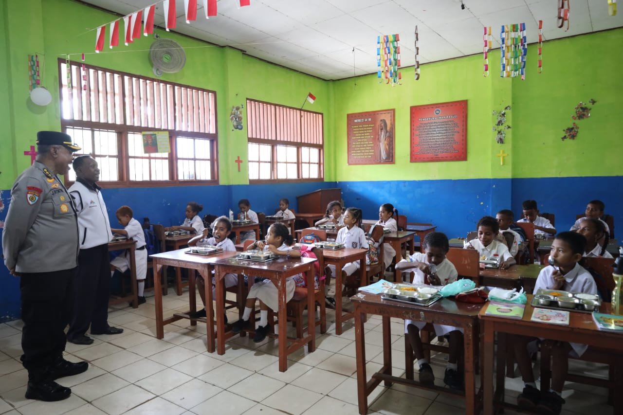 Irwasda Polda Papua Tinjau Langsung Pendistribusian Makan Bergizi Gratis di Kota Jayapura