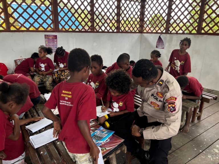 Polres Pegunungan Bintang Terus Kawal Generasi Emas Papua Lewat Program Si-IPAR Operasi Rasaka Cartenz 2025