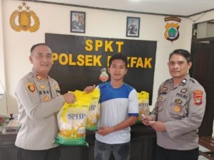 Polsek Fakfak Gelar Gerakan Pangan Murah Beras Sphp Untuk Warga
