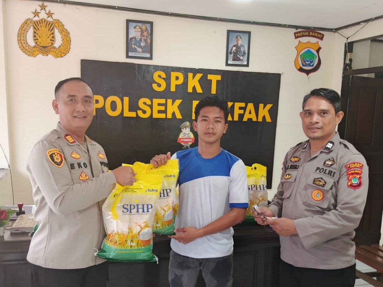 Polsek Fakfak Gelar Gerakan Pangan Murah Beras Sphp Untuk Warga