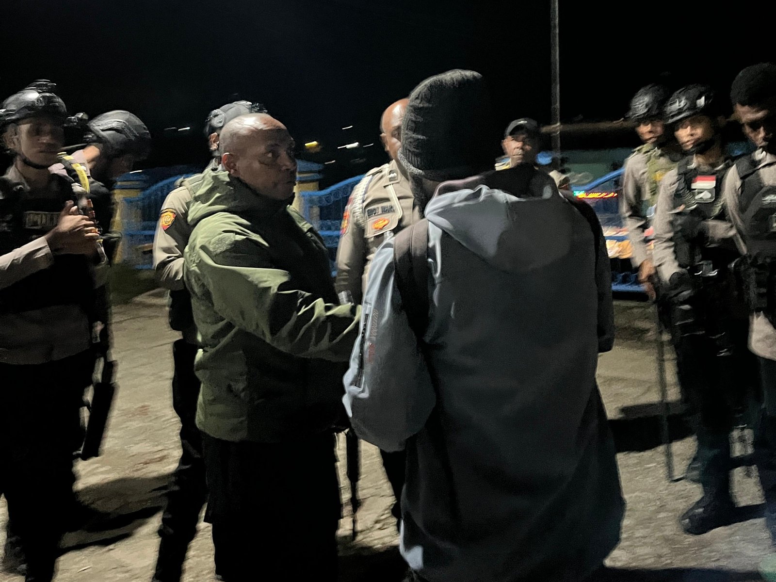 Respon Cepat, Tim Patroli Polres Tolikara Polda Papua Amankan Kisruh SK Kepala Kampung Di Bank Papua