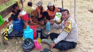 Wujudkan Ketahanan Pangan, Bhabinkamtibmas Kampung Sanggaria Tanam Jagung Bersama Petani Milenial