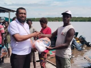 Kapolsek Atsj Berikan Bantuan Jaring Kepada Nelayan