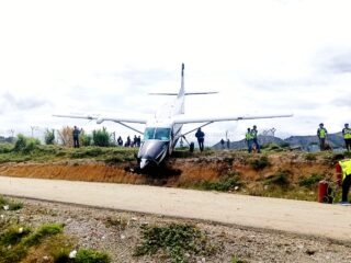 Pesawat Smart Air Tergelincir Saat Mendarat di Bandara Tiom