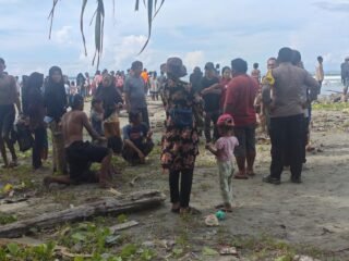 Polres Sarmi Lakukan Pencarian Pelajar yang Tenggelam di Pantai Tarontah Distrik Bonggo