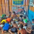Bhabinkamtibmas polresta jayapura kota laksanakan pengamanan pembangunan infrastruktur dan edukasi literasi di kampung tobati–enggros