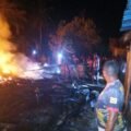 Respons cepat Polsek Karas bersama Koramil dan warga padamkan kebakaran di Kampung Malakuli