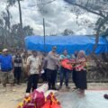 Polres Tolikara dan Dinsos Salurkan Bantuan Sembako bagi Korban Kebakaran di Karubaga