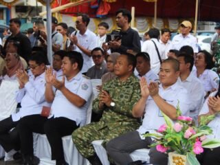 Pastikan Kebutuhan Dasar Masyarakat Tetap Terpenuhi, Dandim 1310/Bitung Bersama Forkopimda Kota Bitung Dampingi Gubernur Sulut Pantau Pasar Murah