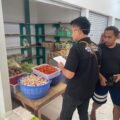 Satgas Saber Polres Supiori Cek Harga Pangan di Pasar Tradisional Korido Marsram