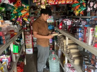 Satreskrim Polres Mamberamo Tengah Cek Harga Bahan Pokok di Pasar Sentral Kobakma