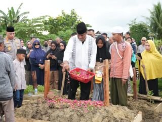 Polda Papua Hadiri dan Ikuti Prosesi Pemakaman Ny. Suwarni Sutarman di Koya Barat