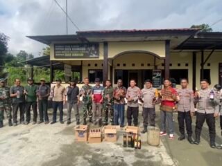 Perkuat Sinergi TNI-Polri Dan Masyarakat, Polsek Waris Gelar Halal Bihalal Dan Musnahkan Miras Hasil Razia