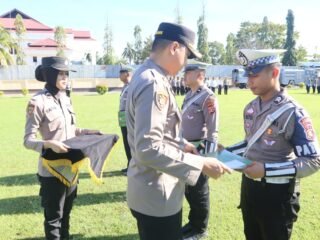 Apresiasi Kinerja Humanis, Kapolres Merauke Anugerahkan Penghargaan Kepada Personel Sat Lantas Berprestasi