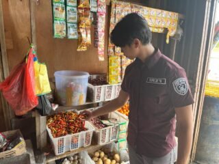 Sat Reskrim Polres Nduga Cek Harga Bahan Pokok di Kenyam, Harga Masih di Atas HET