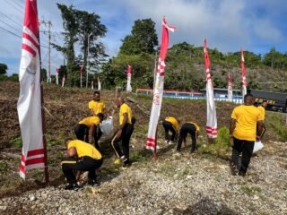 Jelang Peresmian, Personel Polda Papua Bersihkan dan Geladi Gedung Gereja Terang Bhara Daksa