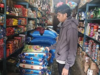 Sat Reskrim Polres Mamberamo Tengah Cek Harga Bahan Pokok di Pasar Kobakma