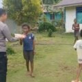 Peduli Pendidikan Anak Papua, Kapolsek Biak Barat Bagikan Buku di Distrik Swandiwe